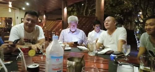 （以上图片是众人参观赌船画面）